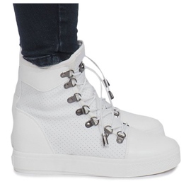 Hvide åbnede sneakers på Mathilde -kilen