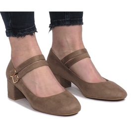 Beige pumps på Tamara -stolpen
