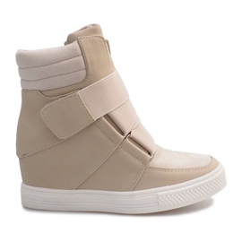 Beige sneakers på Bahia -kilen