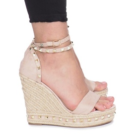Beige kile sandaler med Lov'it nitter