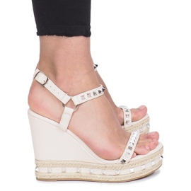 Beige kile sandaler med Cubano nitter