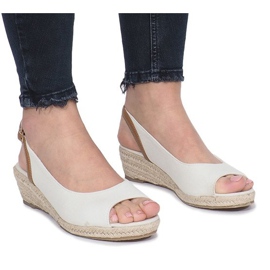 Beige sandaler på en sart Lanez kilehæl