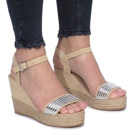 Beige sandaler på en fin Glam Shine kilehæl