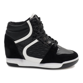 Sorte sneakers på K-26 kilen