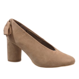 Beige ruskindspumper på LL-93P stolpen