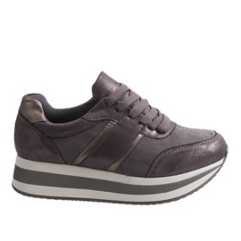 Grå sneakers på 99-09 platformen