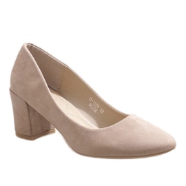Beige ruskindspumper på D-1228 søjlen
