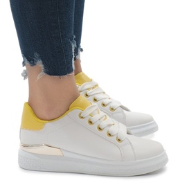 Hvide sneakers på 353 platformen