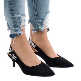 Sorte pumps på en HD-33 hæl