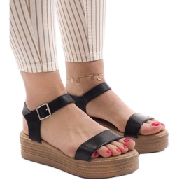 Sorte sandaler på platformen 22-07