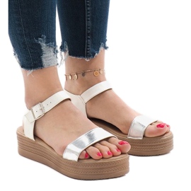 Hvide sandaler på platformen 22-07
