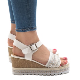 Hvide dekorerede kile sandaler YRT-72-1