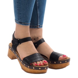 Sorte sandaler på FM4142 platformen