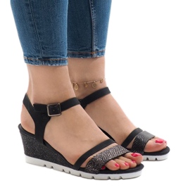 Sorte sandaler på Y-8217 platformen