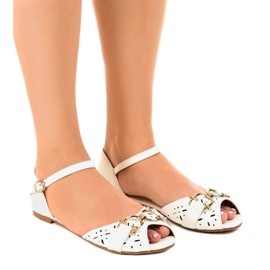 Hvide sandaler med et GF-180 spænde