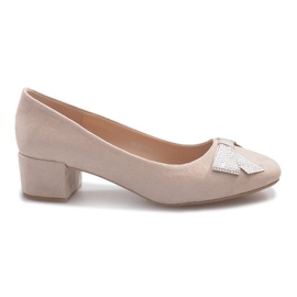 Beige pumps på en faux søjle