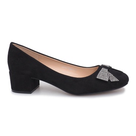 Sorte pumps på en faux stolpe