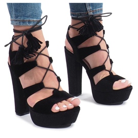 Sorte sandaler på en One Love velour stolpe