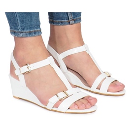 Hvidlakerede kile sandaler 668-1