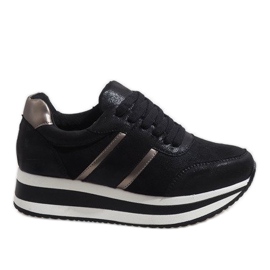 Sorte sneakers på 99-09 platformen