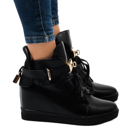 Sorte kile sneakers med et H6600A spænde