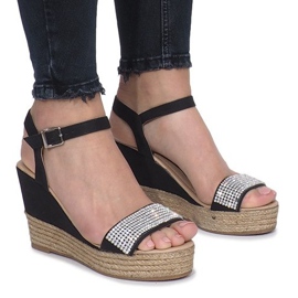 Sorte sandaler på en delikat Diamond Shine kilehæl
