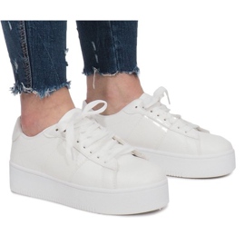 Hvide sneakers på Livet De Lux -platformen