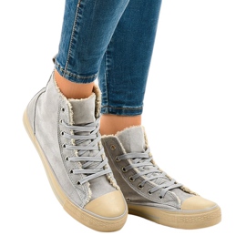 Grå isolerede sneakers T-040