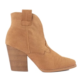 Suede cowboystøvler på søjlen beige