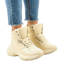 Isolerede beige kvinders sneakers C-3132