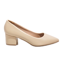 Beige klassiske pumper på A-3371 søjlen