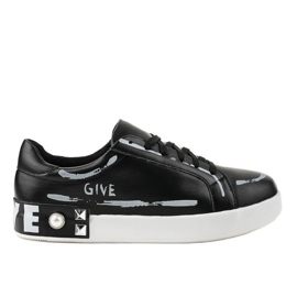 Sorte sneakers dekoreret med G272 nitter