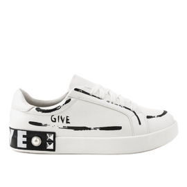 Hvide sneakers dekoreret med G272 nitter