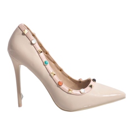 Beige lakerede hæle med nitter 98273-114