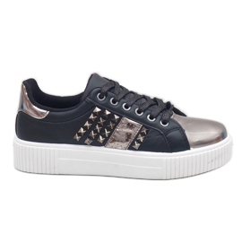 Sorte sneakers rigt dekoreret med R213 nitter