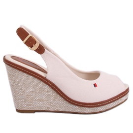 Sandaler på en beige kile R132P Beige