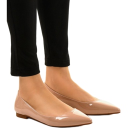 Beige ballerinaer lakeret i punktet MM5018
