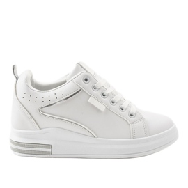 Hvide sneakers på kilen SC12