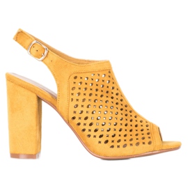 Weide Åbne sandaler på en bar gul
