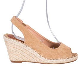 Small Swan Brune sandaler på en høj kile