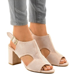 Beige sandaler med åbent snit 99-33A