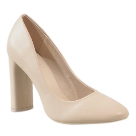 Beige pumper på LE028 stolpen