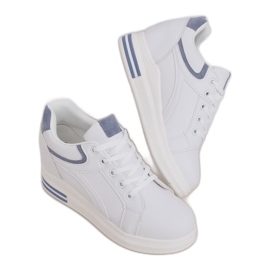 Hvide BY-0370 WHITE / BLUE sneakers på en skjult kile