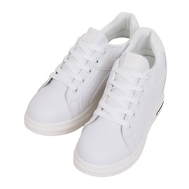 Hvide BY-0370 WHITE / WHITE sneakers på en skjult kile