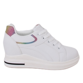 Hvide BY-0370 WHITE / COLOR sneakers på en skjult kile