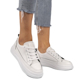 Hvide sneakers på en højere R50 sål sort