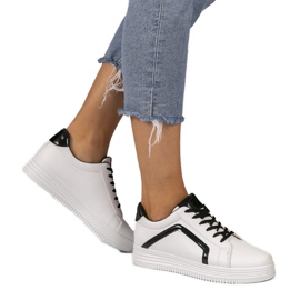 Hvide fashionable sports sneakers lavet af øko-læder S022 sort