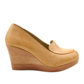Beige pumps på Cofton -kilehælen