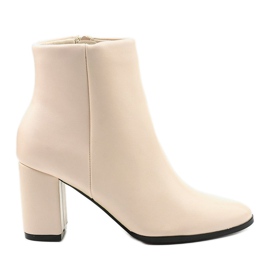 Beige støvler på Catael -stolpen
