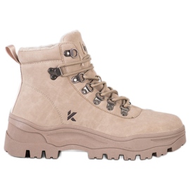 Kylie Fangere på den beige platform